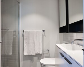 Appartement Deluxe, 2 chambres | Salle de bain | Douche, articles de toilette gratuits, sèche-cheveux