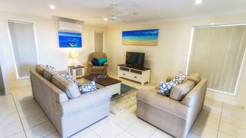 Casa Deluxe, 4 habitaciones | Área de sala de estar | Televisión LED