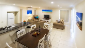 Deluxe House, 4 Bedrooms | In-room dining - Live Amidst Breathtaking Stretches of Coastline & Creeks (Zilzie)
