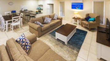 Casa Deluxe, 4 habitaciones | Área de sala de estar | Televisión LED