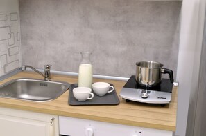 Grand réfrigérateur, micro-ondes, four, cafetière/bouilloire