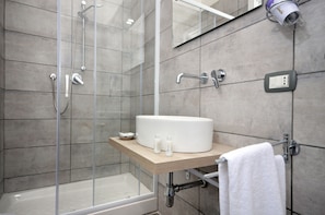 Chambre Quadruple Luxe, plusieurs lits, vue ville (4) | Salle de bain