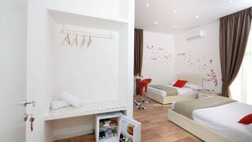 Luxury-Vierbettzimmer, Mehrere Betten, Stadtblick (4) | Bettwäsche aus ägyptischer Baumwolle, hochwertige Bettwaren