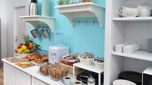 Un bufé de desayuno con diversas opciones de comida, café y té.