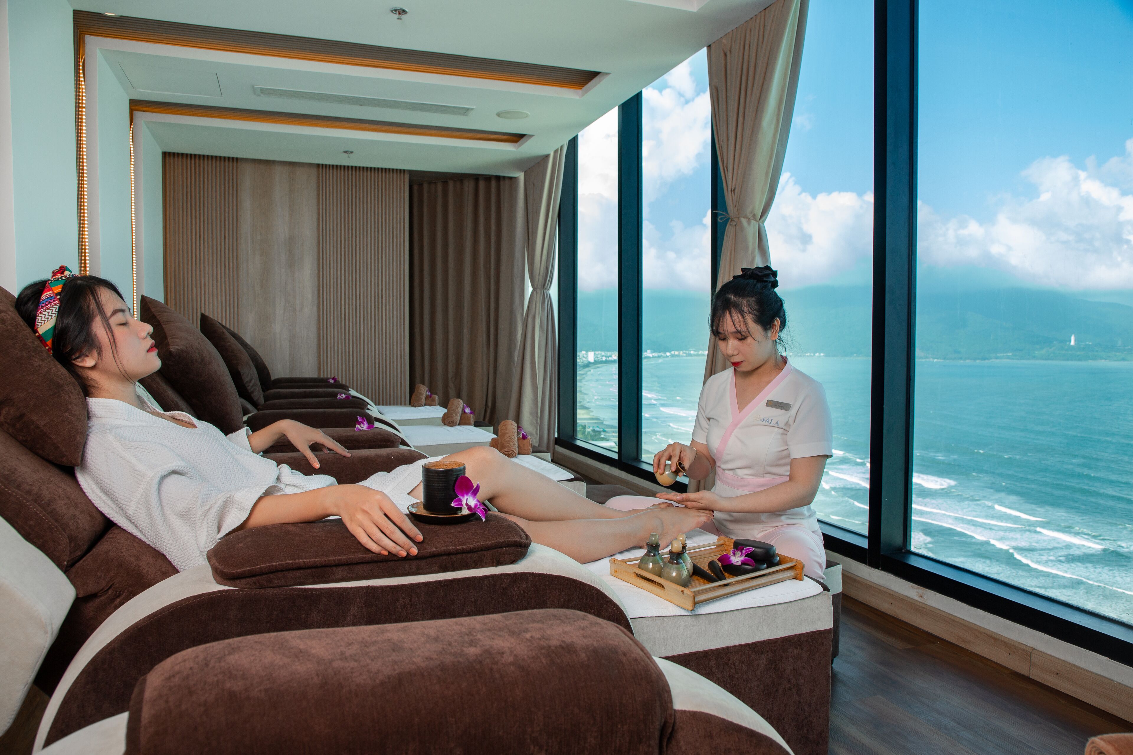 couples treatment room(s), sauna, hot tub, steam room, body treatments