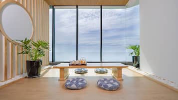 Suite Premium (Kyoto with Afternoon Tea included) | Zona de estar | Una televisión LED