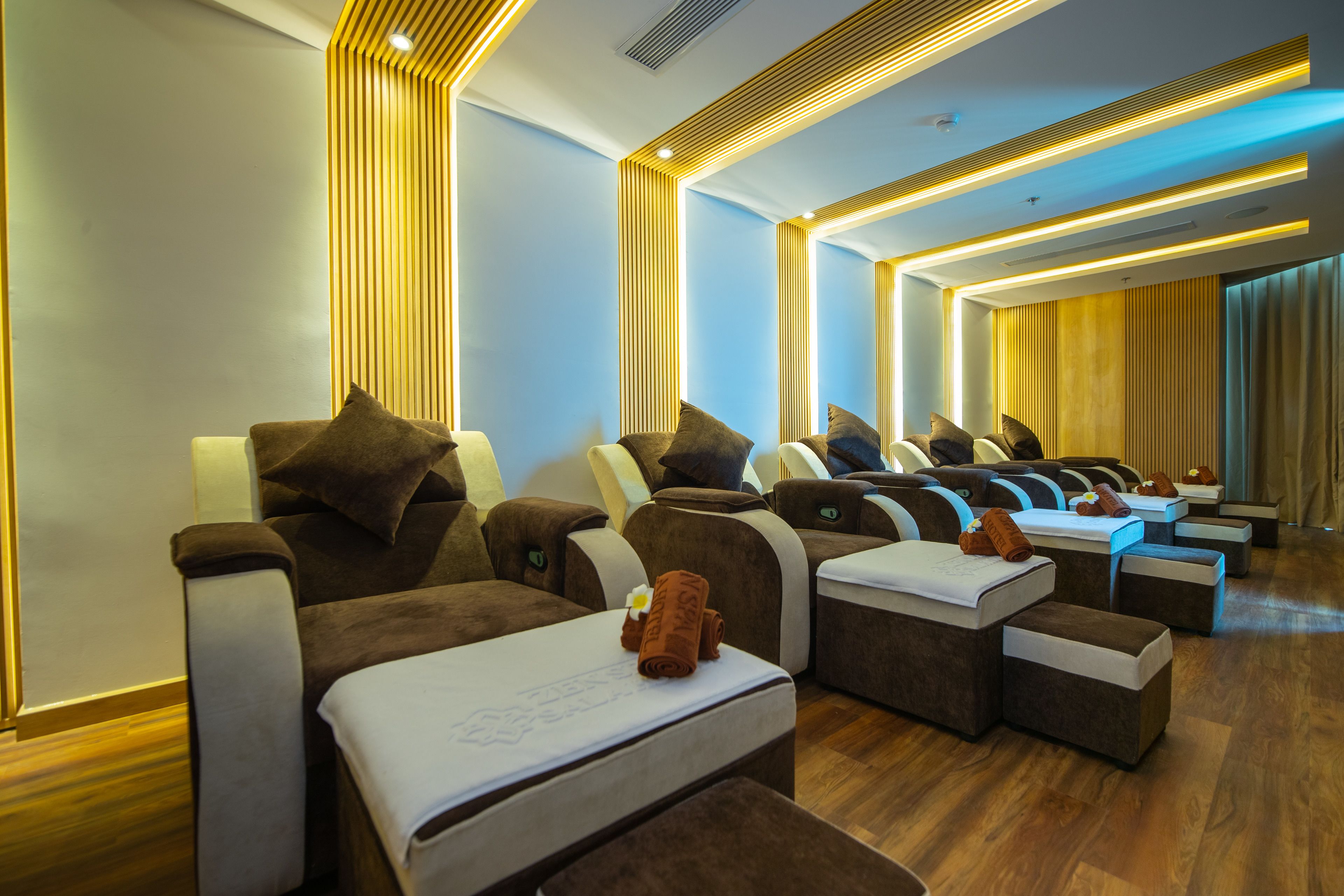 couples treatment room(s), sauna, hot tub, steam room, body treatments