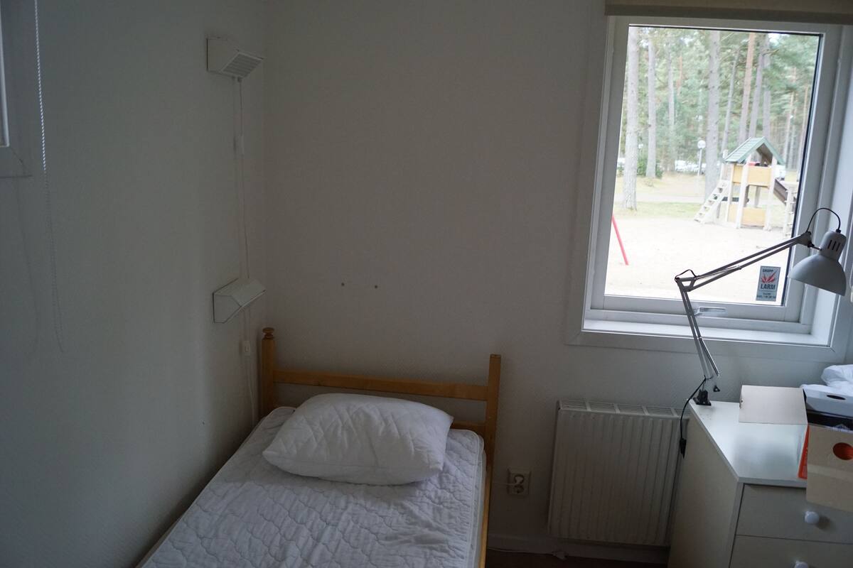 Chambre avec lits jumeaux, salle de bains commune