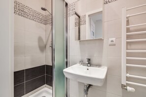 Superior Apartment | Bathroom | Shower, towels - Downtown Apartment Francouzska (Prague)