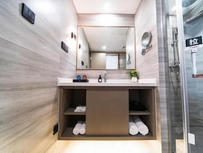 Dusche, kostenlose Toilettenartikel, Haartrockner, Hausschuhe