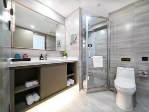 Regadera, amenidades de baño gratuitas, secadora de cabello, pantuflas 