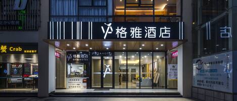 Voorkant accommodatie - avond/nacht