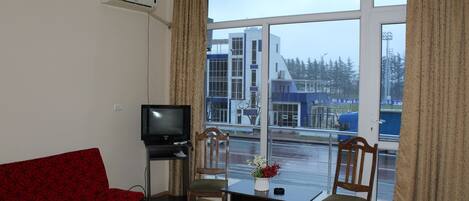 Camera Basic con letto matrimoniale o 2 letti singoli, vista città | Una cassaforte in camera, tende oscuranti, insonorizzazione