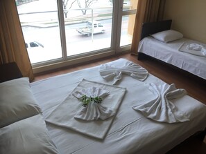 Pengeskab på værelset, mørklægningsgardiner, lydisolering