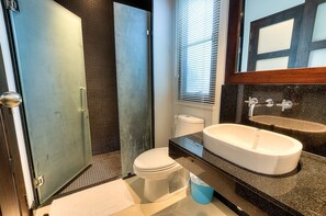 3-Bedroom Villa with Private Pool | 욕실 | 별도의 욕조 및 샤워 시설, 분사식 욕조, 타월