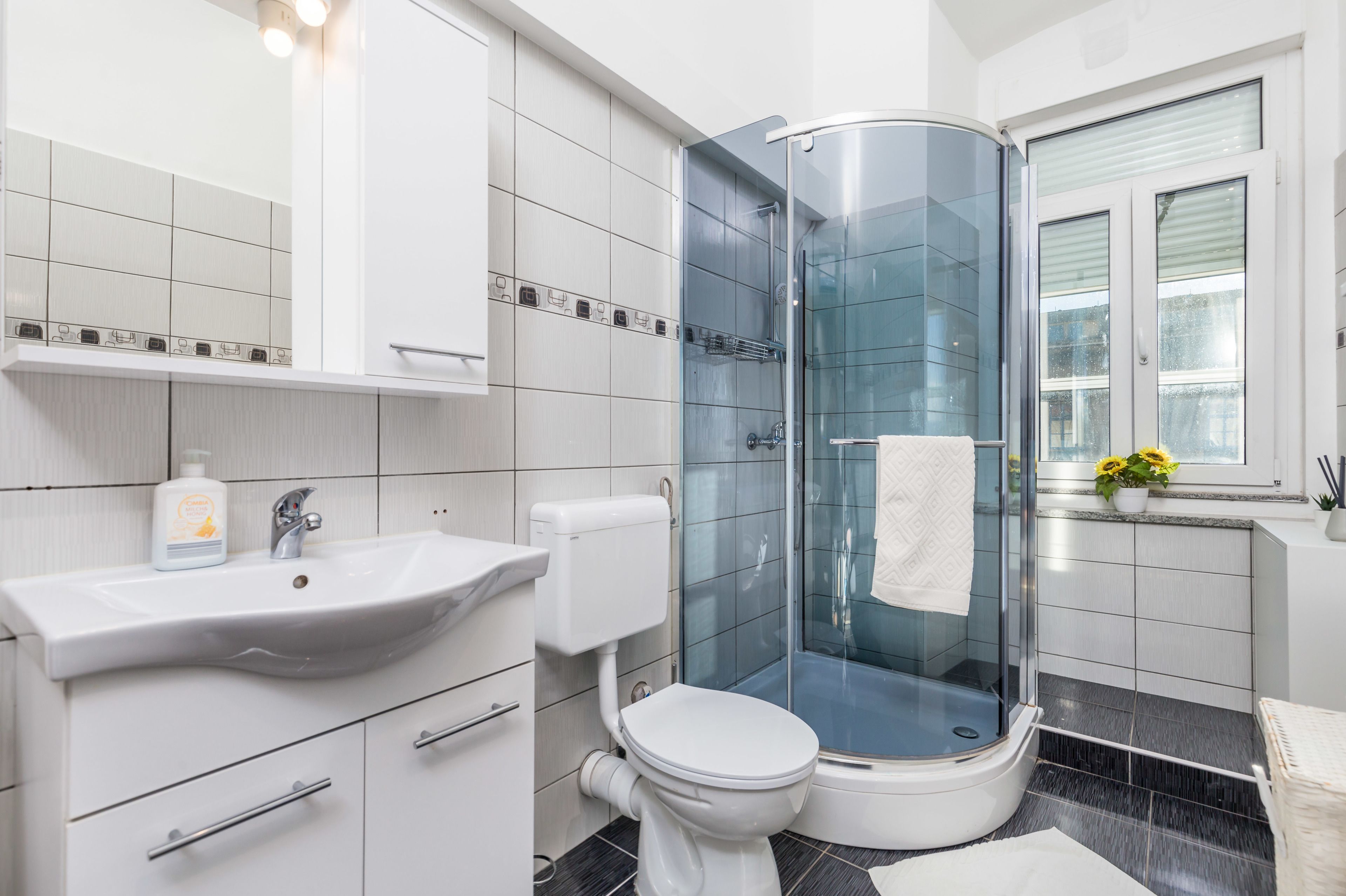 Appartamento, vista mare | Bagno | Doccia, asciugacapelli, asciugamani