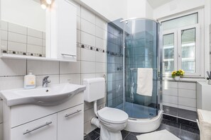 Apartment, Sea View | Bathroom | Shower, hair dryer, towels - Apartments Molo Longo (Rijeka)