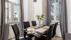 Apartment, Meerblick | Essbereich im Zimmer