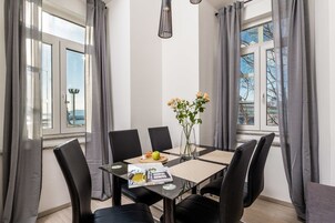 Apartamento, vista para o mar | Opções para refeição no quarto
