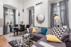 Appartement, uitzicht op zee | Woonkamer | Flatscreentelevisie