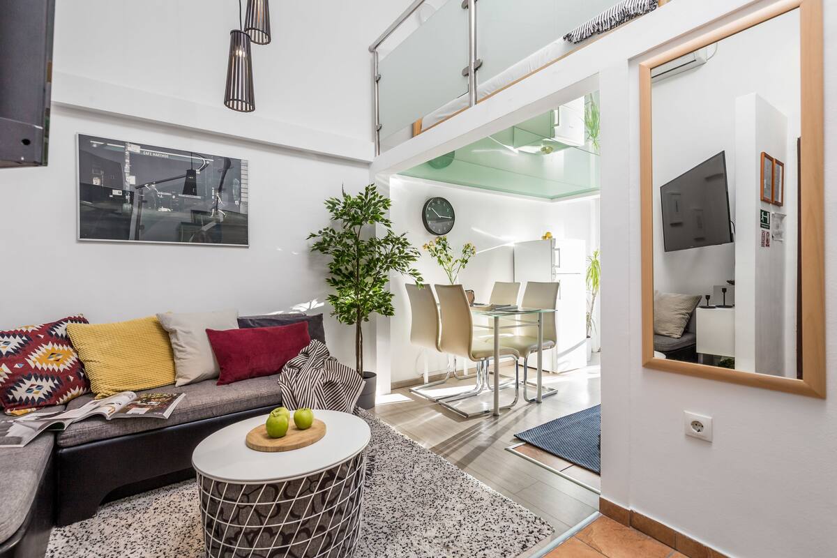 Studio, balkon, uitzicht op zee | Woonkamer | Een flatscreentelevisie