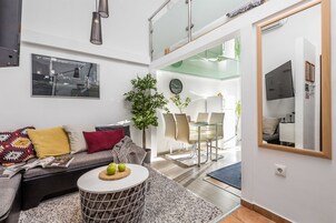 Estúdio, sacada, vista para o mar | Sala de estar | TV de tela plana