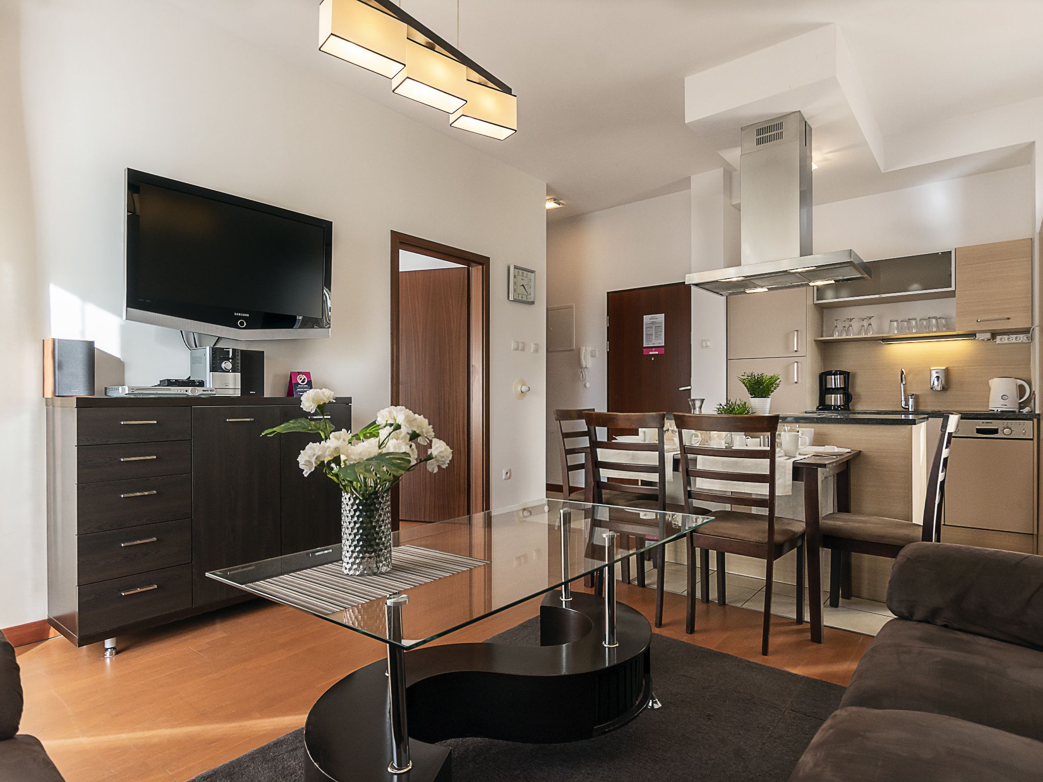 Tabla de planchar con plancha, wifi gratis y ropa de cama 