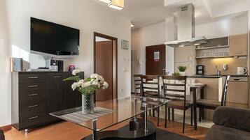 Tabla de planchar con plancha, wifi gratis y ropa de cama