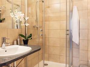 Baltic Park Plaza 28 Apartment 7.0.2. | Bathroom | Shower, free toiletries, hair dryer, towels - VacationClub BalticPark Plaza Apartments (Swinoujscie)