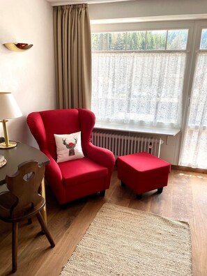 1 habitación, caja de seguridad en la habitación y escritorio 