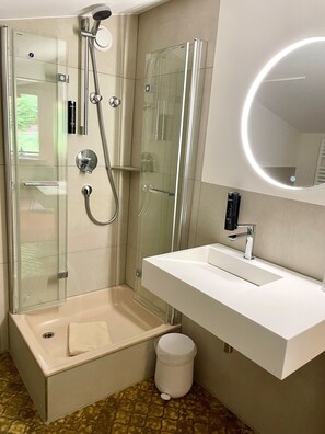 Budget Single Room | Bathroom | Free toiletries, hair dryer, towels - Hotel Klumpp (Baiersbronn)
