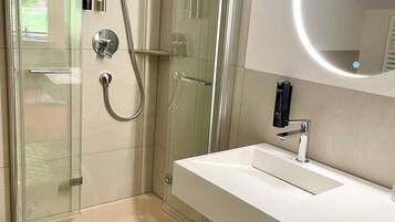 Budget Einzelzimmer | Badezimmer | Kostenlose Toilettenartikel, Haartrockner, Handtücher