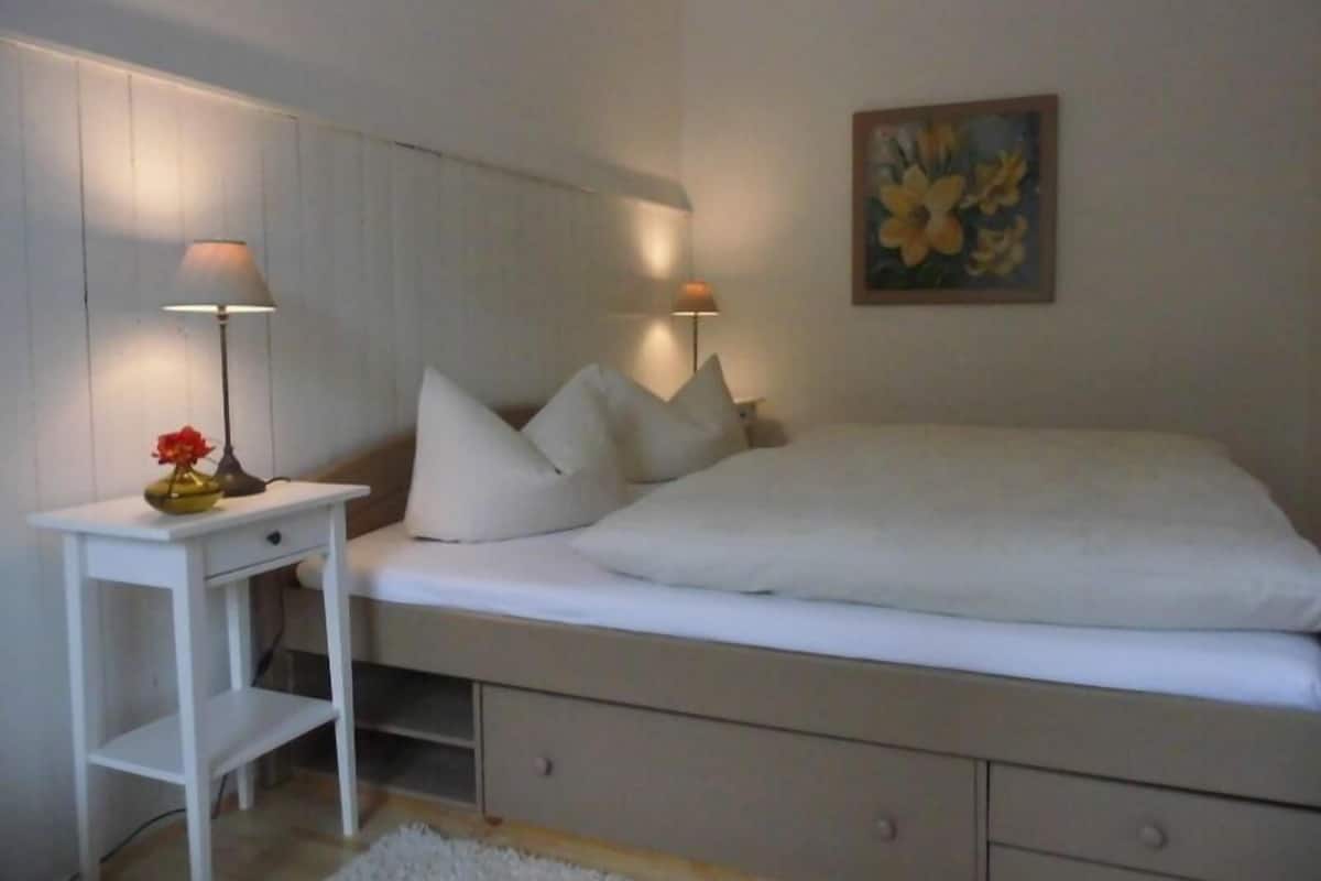 Departamento superior, vista al jardín | Sábanas de algodón egipcio y ropa de cama de alta calidad