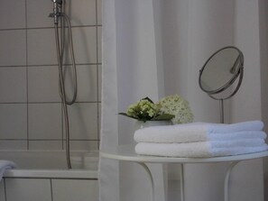 Deluxe-Apartment, Gartenblick | Badezimmer