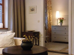 Superior Apartment, Garden View | Living room | Flat-screen TV - Schlosspark Ferienwohnungen Rheinsberg (Rheinsberg)