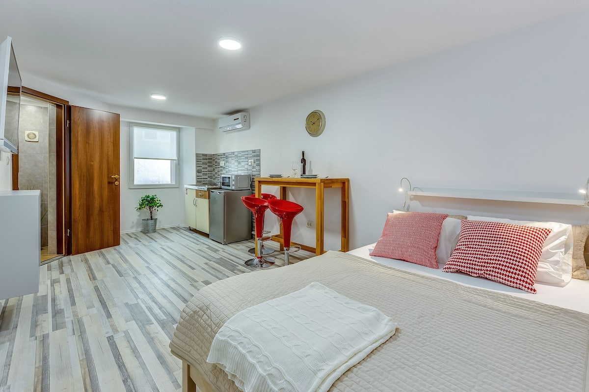 Studio (Small, sweet & cosy 2) | Iron/ironing board, WiFi (free), bed sheets