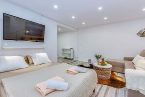 Apartamento, planta baja (Small, sweet & cosy 1) | Zona de estar | Una televisión de pantalla plana