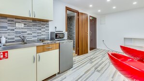 Apartment, Ground Floor (Small, sweet & cosy 1) | Private kitchenette | Fridge, microwave, stovetop, electric kettle - Apartments Small Sweet & Cosy (Rijeka)