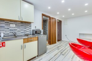 Appartement, rez-de-chaussée (Small, sweet & cosy 1) | Coin cuisine privé | Réfrigérateur, micro-ondes, plaque de cuisson, bouilloire électrique