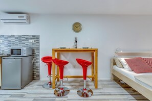 Studio (Small, sweet & cosy 2) | Ruokailu omassa huoneessa