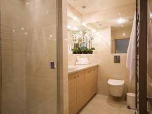 Baltycka 10 Apartament 10 | 욕실 | 샤워 시설, 무료 세면용품, 헤어드라이어, 타월