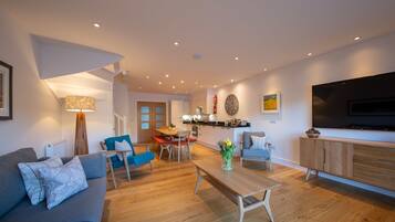 独立别墅, 多张床 | 客厅 | 30-英寸电视(配备数码频道)