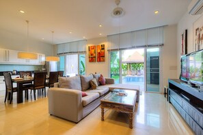 3 Bedrooms Villa with Private Pool | 起居区 | 平板电视