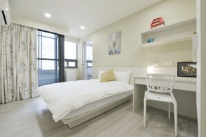 ห้องลักซ์ช�ัวรี่ดับเบิล, เตียงใหญ่ 1 เตียง | เครื่องนอนป้องกันสารก่อภูมิแพ้, ตกแต่งพิเศษโดยเฉพาะ, โต๊ะทำงาน