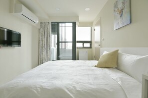 ห้องลักซ์ชัวรี่ดับเบิล, เตียงใหญ่ 1 เตียง | เครื่องนอนป้องกันสารก่อภูมิแพ้, ตกแต่งพิเศษโดยเฉพาะ, โต๊ะทำงาน