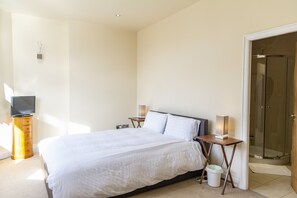 2 bedrooms, soundproofing, iron/ironing board, free WiFi - Whitefield Charm Cozy 2 Bedroom Apartment Sleeps 8 (Manchester)