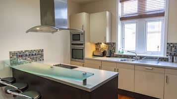 Departamento, varias camas | Cocina privada | Refrigerador, microondas, cafetera y tetera y tetera eléctrica