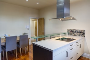 Private kitchen - Whitefield Charm Cozy 2 Bedroom Apartment Sleeps 8 (Manchester)