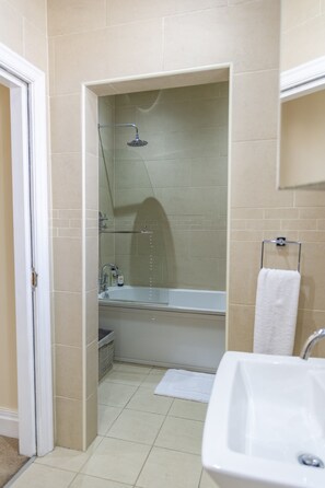 Apartment, Multiple Beds | Bathroom | Combined shower/tub, deep soaking tub, free toiletries, hair dryer