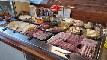 Free daily buffet breakfast